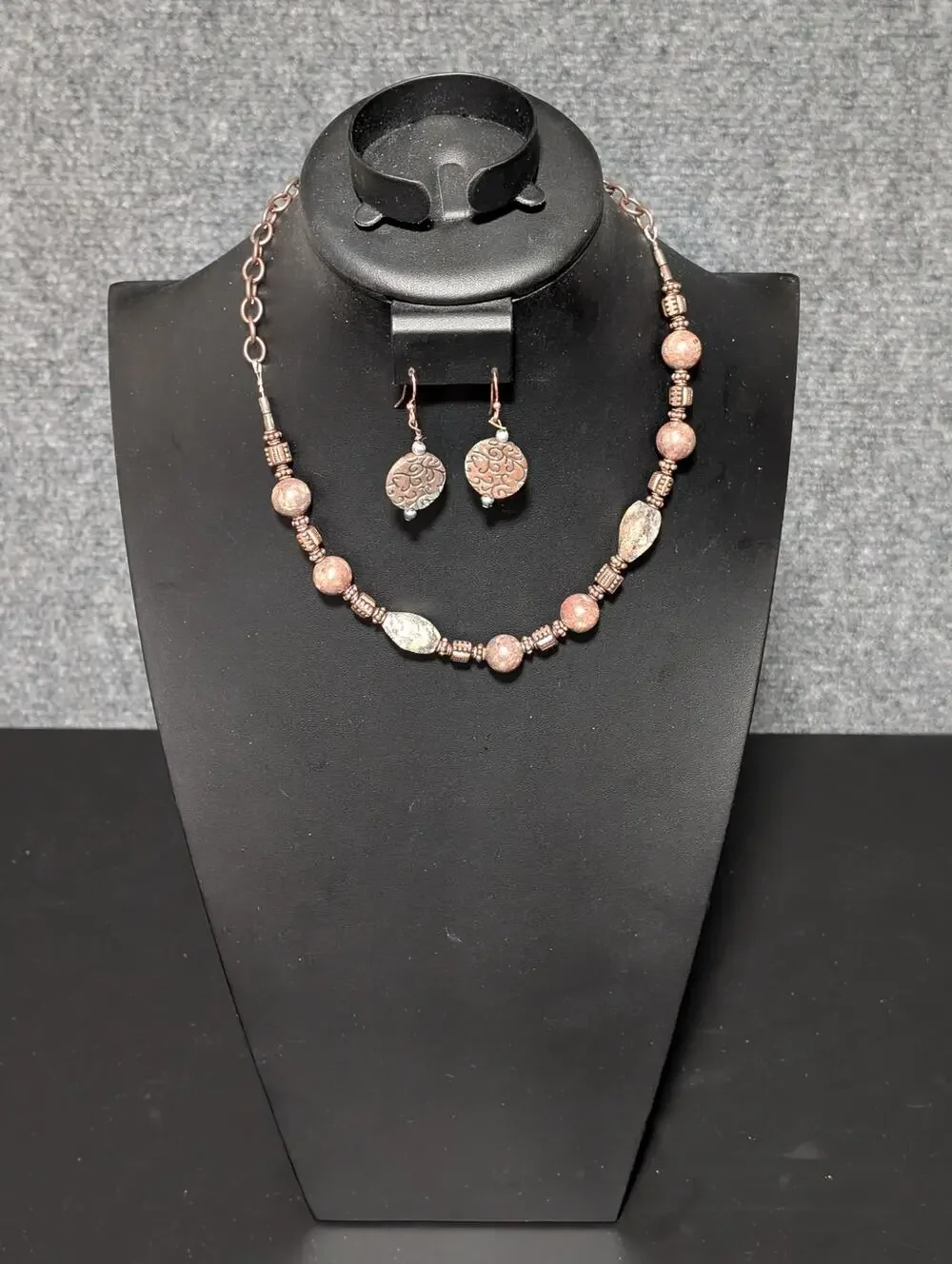 Multi Shapes & Sizes Stone Beaded Necklace With Matching Earrings In Copper Tone